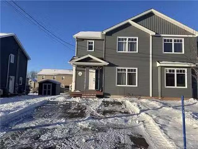 Charming 30 BR 194 Rue Des Erables, Dieppe, NB, E1A 9B2 hous.