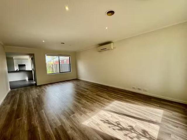 Cozy 30 Howard Place, DEER PARK, VIC 3023 House for Rent