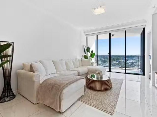 Cozy 31002/5 Harbourside Court, Biggera Waters, QLD 4216