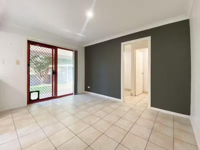 Cozy 3/15a Lady Belmore Drive, BOAMBEE EAST Apartment for rent.
