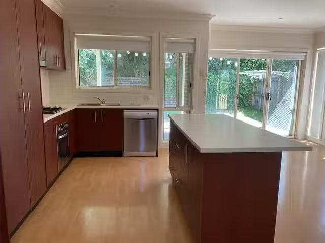 Nice 3/1 Kilburn St, Strathmore VIC 3041