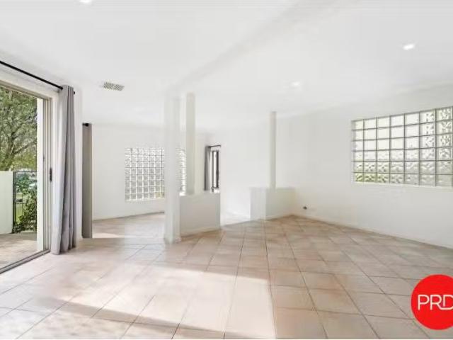 Charming 31A Bruce Street, KOGARAH BAY Townhouse for rent Lis.