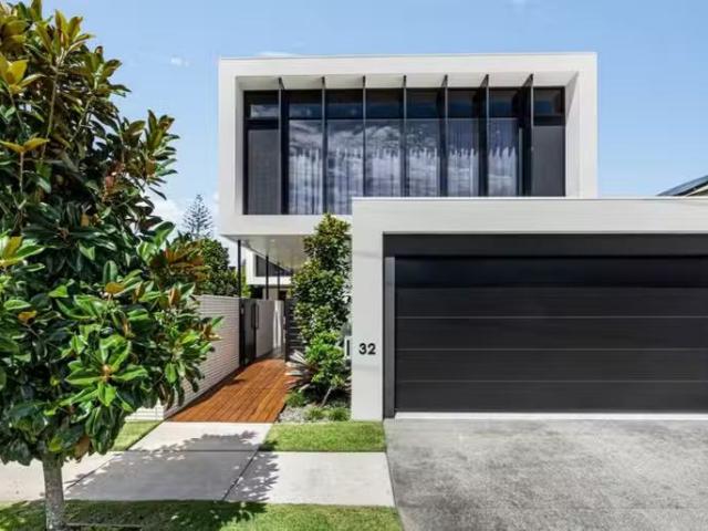 Unique 32 Francis Street, Mermaid Beach, QLD 4218 House for.