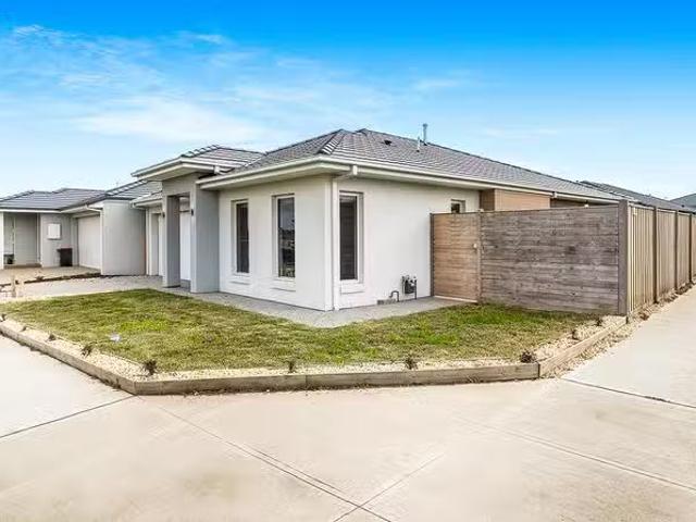 Nice 33 Authentic Avenue, Cranbourne South, VIC 3977