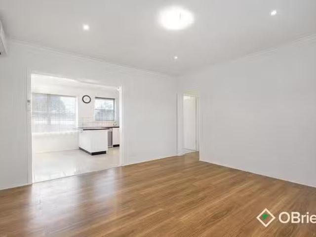 Just in! 33 Armata Crescent, Frankston North, VIC 3200