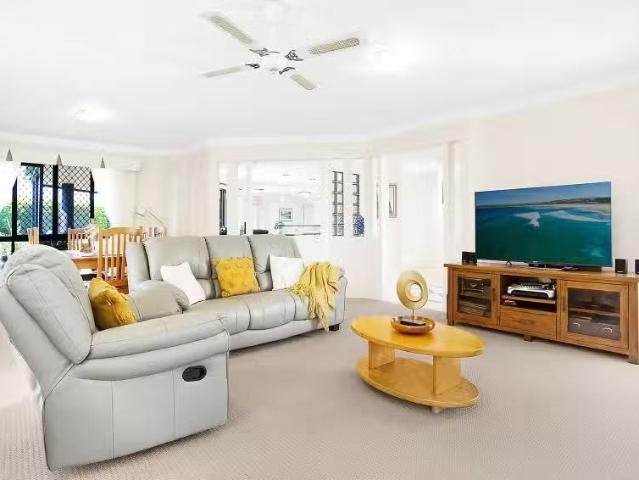 For Rent! 33 Kalowendha Avenue, Pelican Waters House for rent.