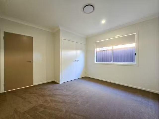 For Rent! 33 Sava Street, SPRING FARM House for rent Listed b.