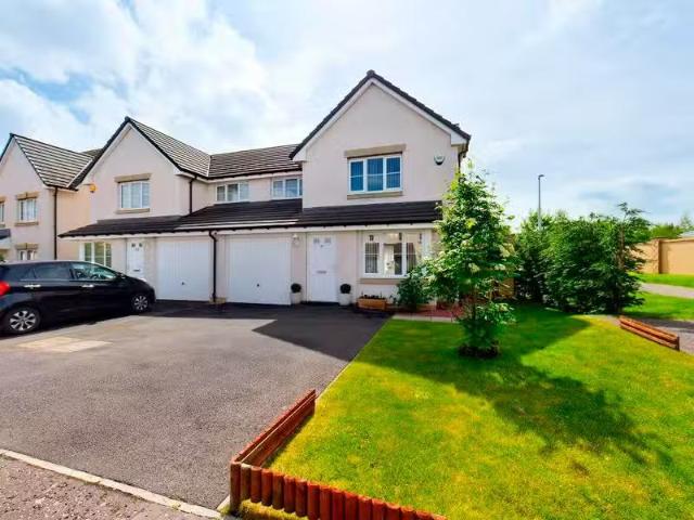 New 3 BA 3 bedroom semi detached house for rent in Corporal Jo.