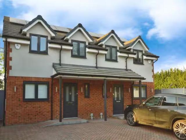 New 3 BA 3 bedroom semi detached house for rent in Oaklands La.