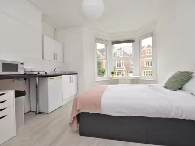 Nice 3 BA 1 bedroom house share for rent in Room 7, Whatley Ro.