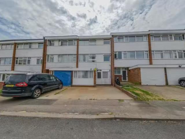 Just in! 3 BA 1 bedroom property for rent in Wood Close, Hatfi.