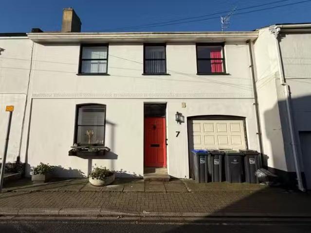 Deal! 3 BA 4 bedroom house for rent in West Street, Shoreham.