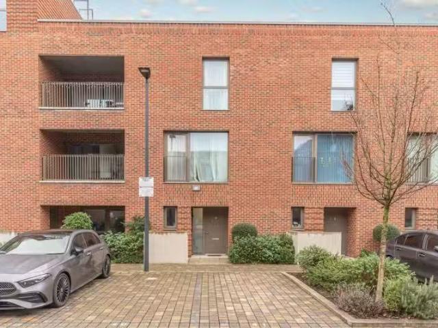 Charming 3 BA 4 bedroom terraced house for rent in Duarte Clos.