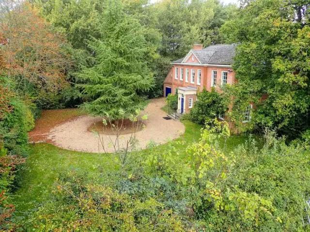 Nice 3 BA 5 bedroom detached house for rent in Aldershot Road.