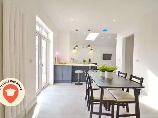 Just in! 3 BA 5 bedroom end of terrace house for rent in Sandh.