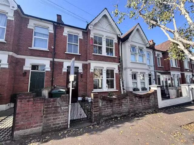 Nice 3 BA 5 bedroom house for rent in Haldan Road, London, E4