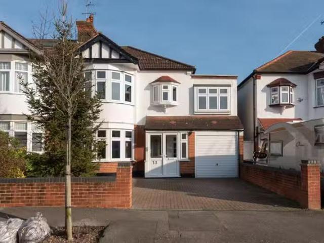 Unique 3 BA 5 bedroom semi detached house for rent in Wordswor.