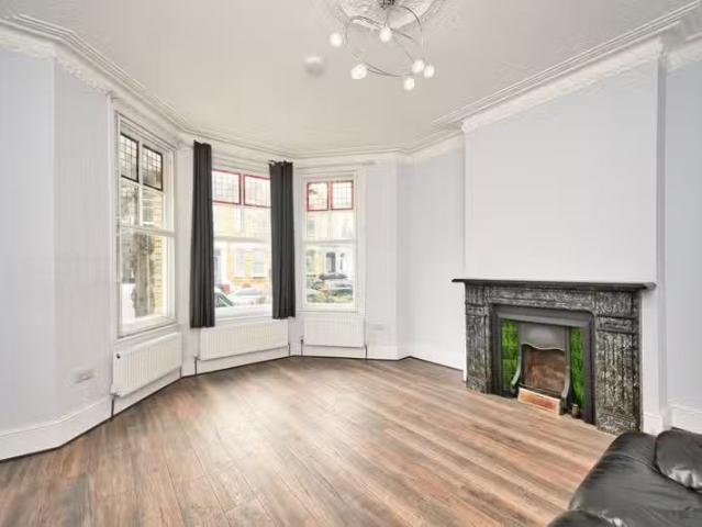 For Rent! 3 BA 5 bedroom terraced house for rent in Thistlewai.