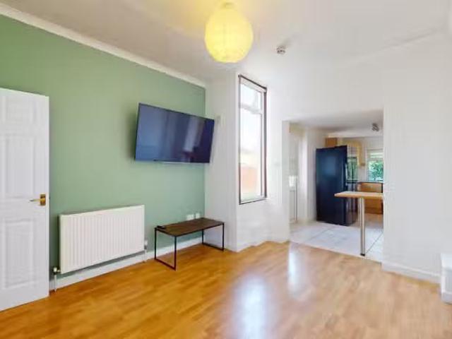 Cozy 3 BA 6 bedroom house for rent in Brentry Road, Bristol, B.