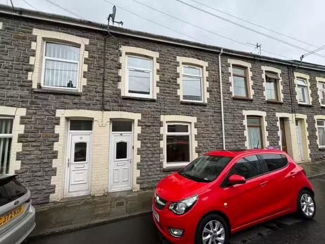 For Rent! 3 bedroom terraced house for rent in Victoria Street.