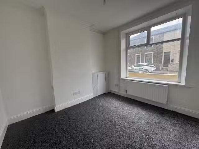 Cheap 3 bedroom terraced house for rent in Cleaver Street, Bur.