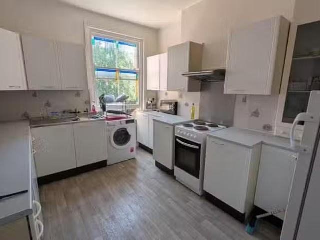 New 3 bedroom terraced house for rent in Radnor Park Crescent.