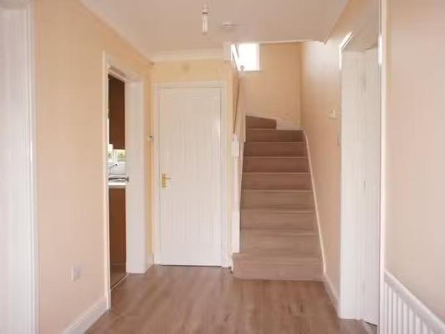 Cheap 3 bedroom detached house for rent in Tribune Drive, Houg.