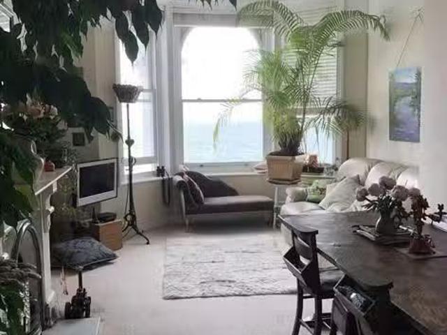 Deal! 3 bedroom flat for rent in Marine Parade, Worthing, BN11