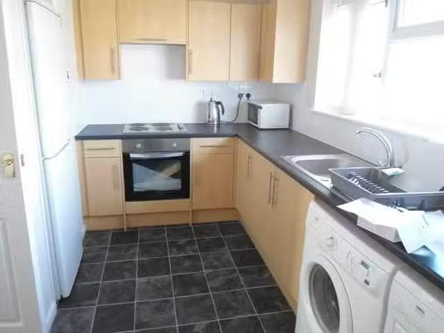 Deal! 3 bedroom flat for rent in Hamlet Drive, Colchester, Esi.