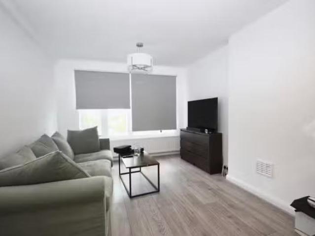 Cheap 3 bedroom flat for rent in Victoria Street, St. Albans.