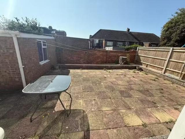 Nice 3 bedroom semi detached house for rent in Mill Close, Por.