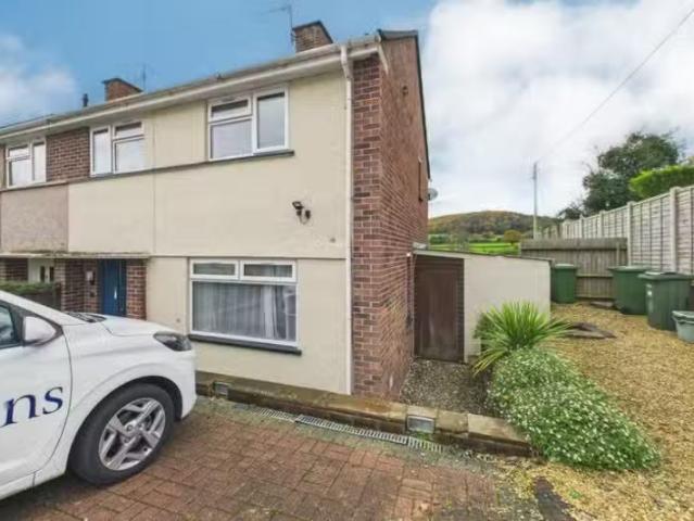 Charming 3 bedroom semi detached house for rent in Mill Close.