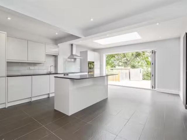 Rental! 3 bedroom semi detached house for rent in Rock Road, S.