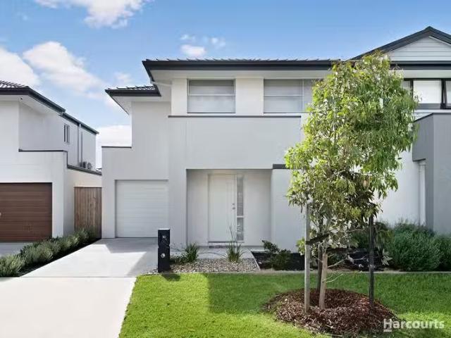 Cheap 3 BR 10 Hubbard Lane, Officer, VIC 3809 Townhouse for.