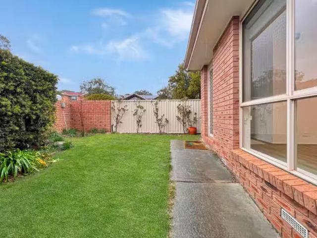 Charming 3 BR 11/55 Crisp Cct, Bruce Townhouse for rent Liste.