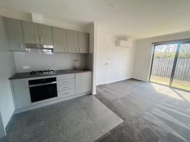 For Rent! 3 BR 1/17 Seabrook Place, Armidale Townhouse for ren.