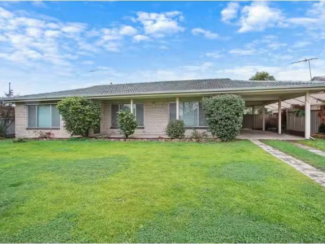 Unique 3 BR 1101 Wingara Street, North Albury House for rent.