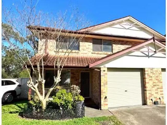 Unique 3 BR 11/2 Bayton Street, OXLEY PARK Townhouse for rent.