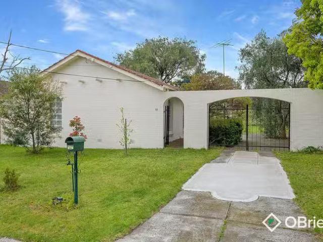 Charming 3 BR 11 Garrylawn Court, Frankston, VIC 3199