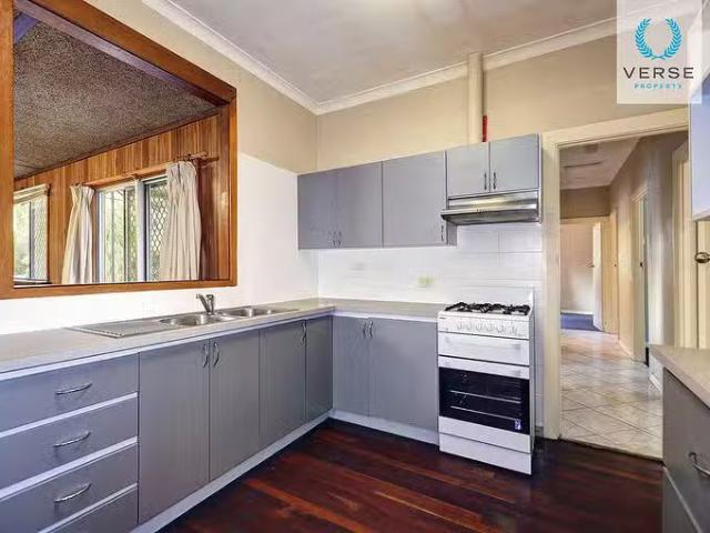 Charming 3 BR 11 Reen Street, St James, WA 6102