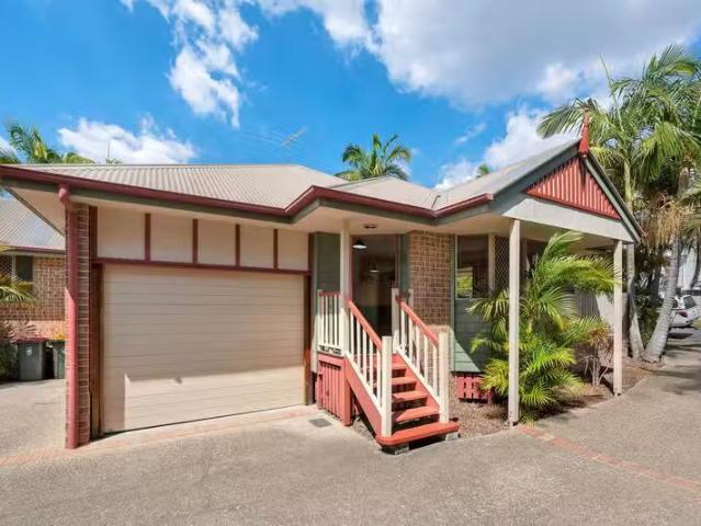 Cozy 3 BR 1/25 Katoomba Avenue, HAWTHORNE, QLD 4171 Flat for.