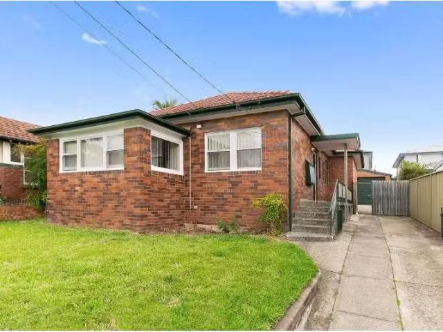 Just in! 3 BR 121A Hampden Road, Russell Lea House for rent L.