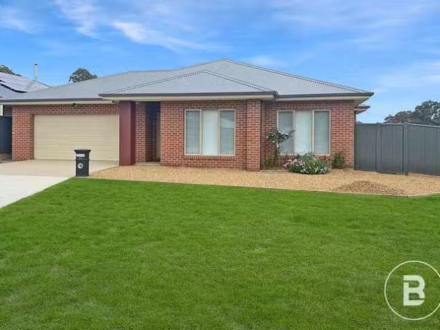 Nice 3 BR 12 Hains Close, Beaufort, VIC 3373