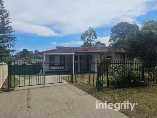 Deal! 3 BR 12 Nineveh Close, Nowra House for rent Listed by O.