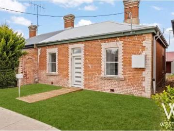 Charming 3 BR 136 Seymour Street, Bathurst Townhouse for rent.