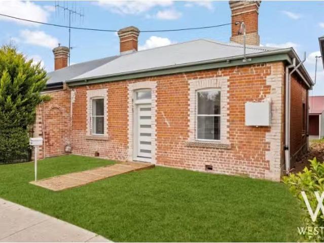 Cozy 3 BR 136 Seymour Street, Bathurst Townhouse for rent Lis.