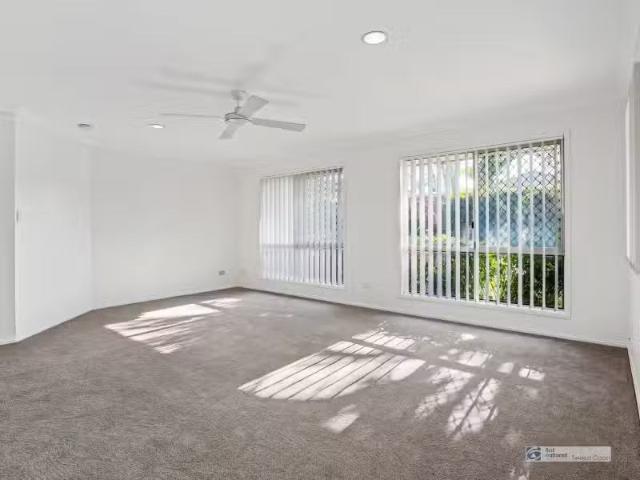 Cozy 3 BR 1/36 Terranora Road, Banora Point Townhouse for rent.