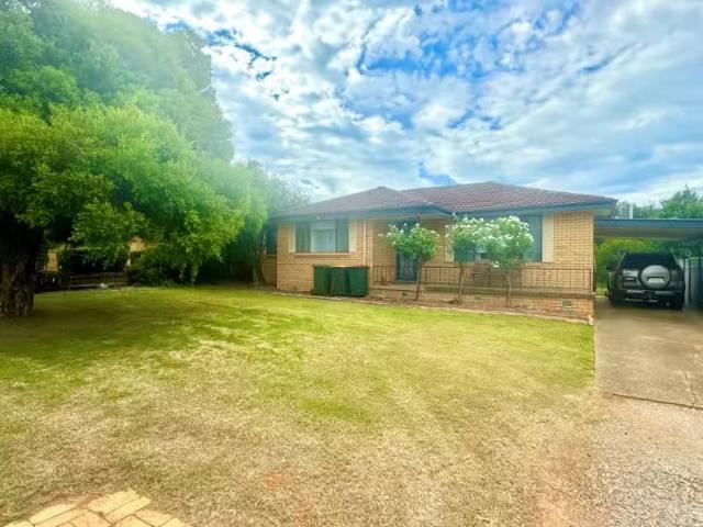 Cheap 3 BR 13 Robina St, South Tamworth House for rent Listed.