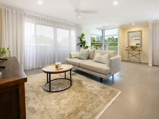 Cozy 3 BR 1/551 Oxley Road, SHERWOOD, QLD 4075 Townhouse for.