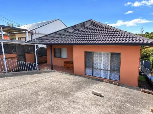 Charming 3 BR 15 Malcolm Avenue, Cringila House for rent List.